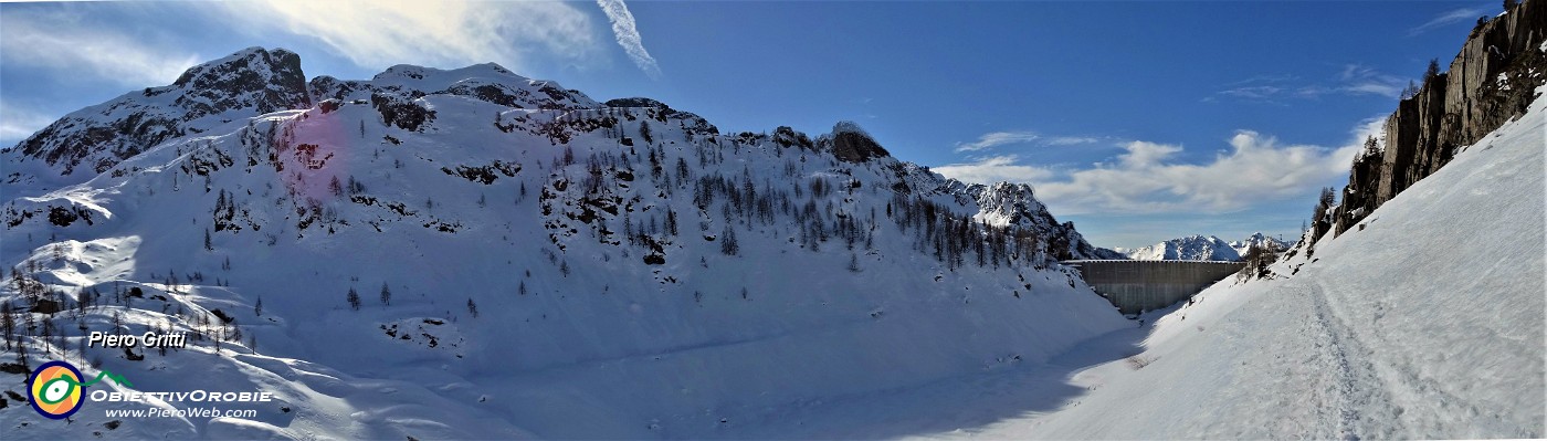 58 L'invaso del  Lago di Fregabolgia  in veste invernale, in letargo...senz'acqua, bianco di neve con vista sul Madonnino.jpg